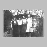 022-0343 Im Bild von links Lieselotte Schulz, Frau Moehrke, die Schwester von Frau Moehrke und Grete Schulz..jpg